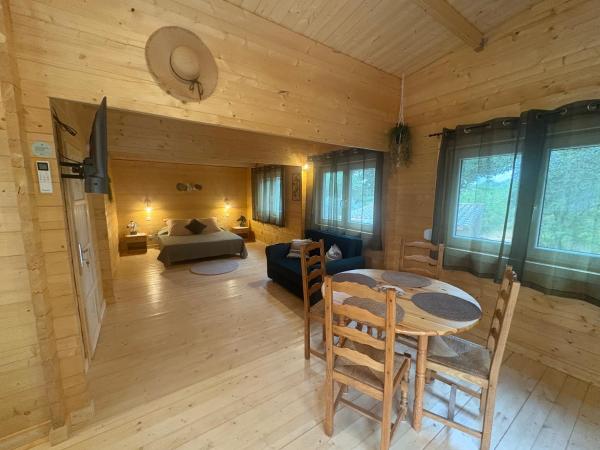 A la foto es mostra l'objecte Chalet Chêne-Pin situat a la ciutat de Boutenac.