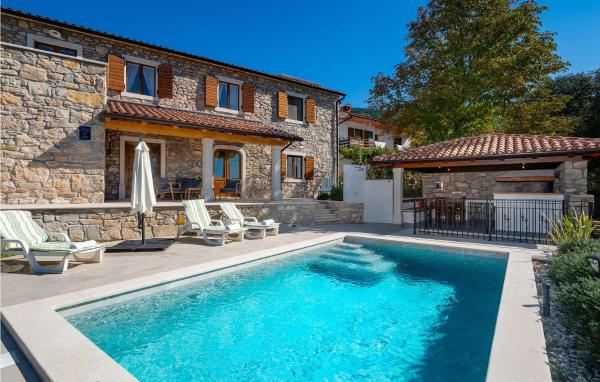 A la foto es mostra l'objecte Gorgeous Home In Plomin With Kitchen situat a la ciutat de Nova Vas.