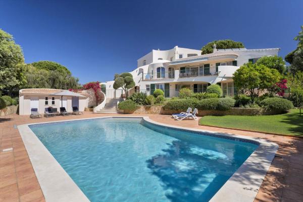 Na fotografii je vidět objekt Extravagant Vale Do Lobo Villa 5 Bedrooms Villa Bispo Deluxe Great Pool Area Short Drive To Centre nacházející se ve městě Almancil.