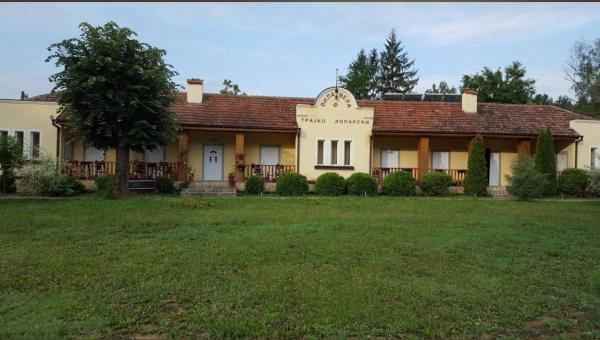 照片显示了位于Orašac市的Villa Vera Rooms物件。