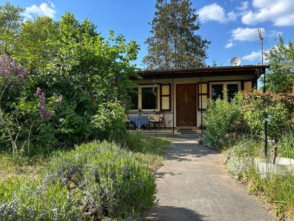 På billedet ses objektet Ferienhaus in Oranienburg mit Terrasse, Grill und Garten beliggende i byen Leegebruch.