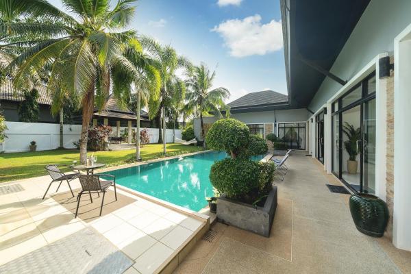 The photo shows the Bua Sawan - 4 Bedrooms Pool Villa located in the city of Ban Pak Lak.