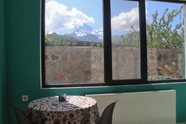 A la foto es mostra l'objecte Shushabandi Kazbegi situat a la ciutat de Kazbegi.