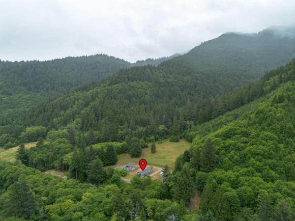 Nella foto è visibile l'oggetto Nehalem Coastal Oasis - Secluded Coastal Home with Hot Tub on 14 Acres situato nella città di Nehalem.