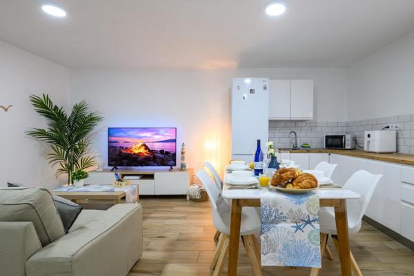 写真にはアリナガ市にあるGloria Beach Apartmentが写っています。