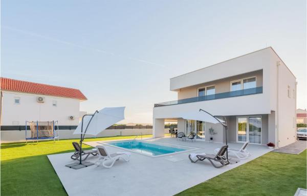 En la foto se muestra el objeto Cozy Home In Vrsi With Sauna ubicado en la ciudad de Vrsi.