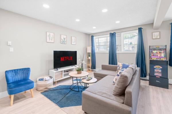 A la foto es mostra l'objecte Elegant Living in a 1-Bedroom Suite situat a la ciutat de Edmonton.