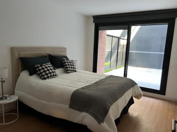 A la foto es mostra l'objecte Grafito - Spacious and comfortable, in front of the mall situat a la ciutat de Montevideo.