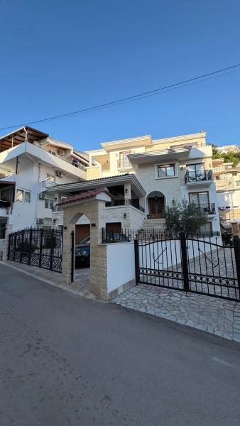 På billedet ses objektet Zaytoon Residence beliggende i byen Ulcinj.