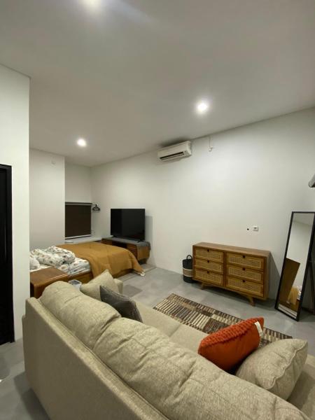 Na foto é possível ver o objeto Mekuhibi Guest House localizado na cidade de Kejayan.