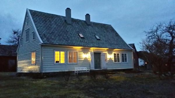 Auf dem Foto ist das Objekt Nicoll-huset in der Stadt Ølve zu sehen.