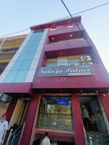 A la foto es mostra l'objecte Saluja Palace situat a la ciutat de Rāe Bareli.
