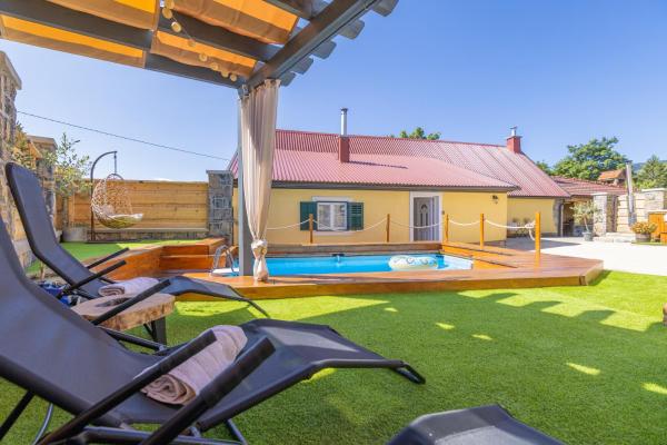 A la foto es mostra l'objecte Old house Rustica with pool, jacuzzi and tavern - Valincic situat a la ciutat de Prokike.