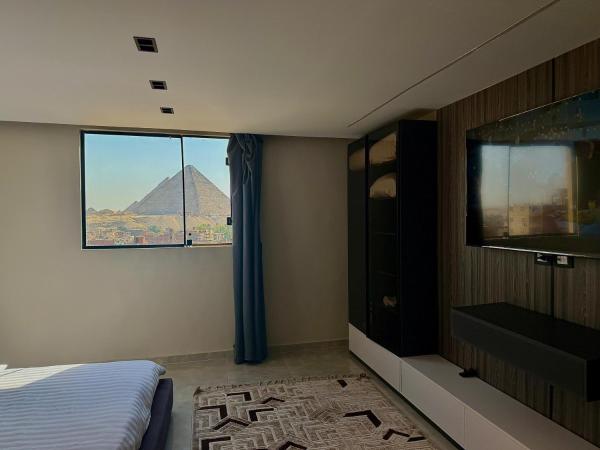 A la foto es mostra l'objecte Nefertiti Studio With Bathtub Pyramids View situat a la ciutat de El Caire.