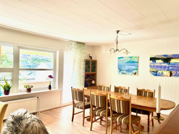 Nella foto è visibile l'oggetto VILLA ORANGE - Spacious piano home in Klaksvik situato nella città di Norðdepil.