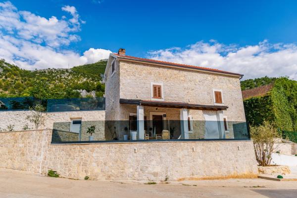 A la foto es mostra l'objecte Villa Marina situat a la ciutat de Mlinište.