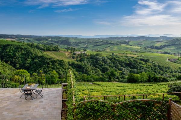 Nella foto è visibile l'oggetto Elegante Bilocale Panoramico Treiso Belvedere Elegance situato nella città di Treiso.