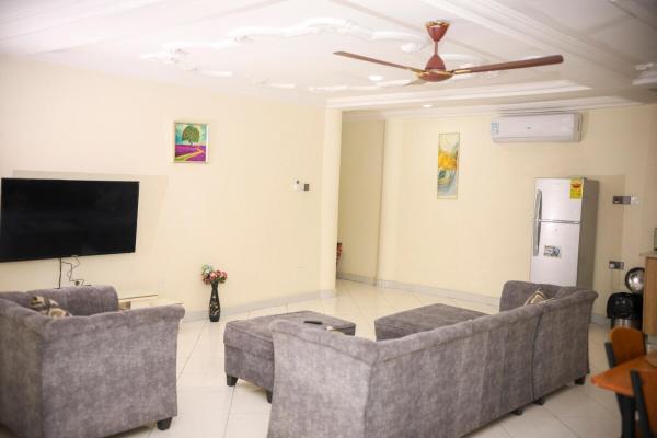 La photo montre l'objet Stylish Affordable Studio Apartment RealShala Homes- Accra situé dans la ville de Ashalebotwe.