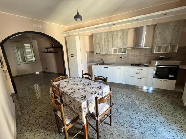 Na zdjęciu widoczny jest obiekt Casa Rosa Holiday położony w mieście Gioiosa Marea.