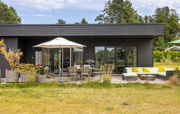 写真にはRis市にあるBeautiful Home In Fårevejle With Wifiが写っています。