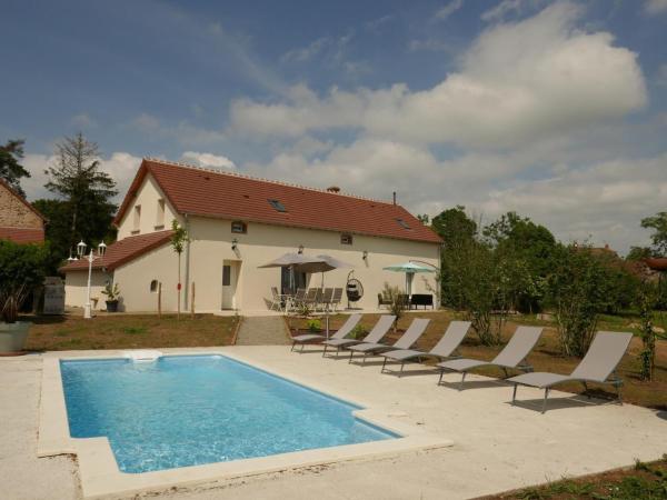 Nella foto è visibile l'oggetto Séjour détente avec piscine privée, activités variées et confort moderne en Auvergne - FR-1-489-455 situato nella città di Mirebeau.