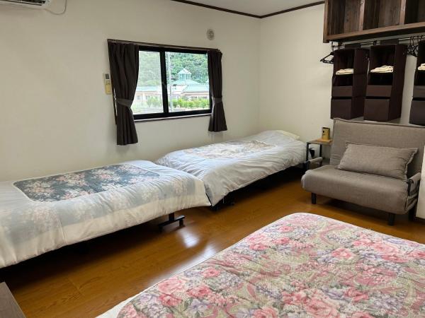 Quarto Triplo Económico com Casa de Banho Partilhada — 15 m² - Koshu Dream House