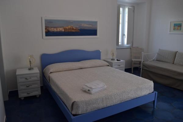 På bilden syns objektet La Casa di Cirro som ligger i staden Procida.