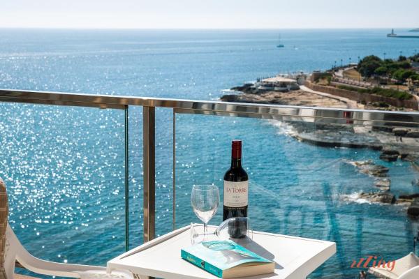 A la foto es mostra l'objecte Stylish Seafront Duplex with Breathtaking Views situat a la ciutat de Sliema.