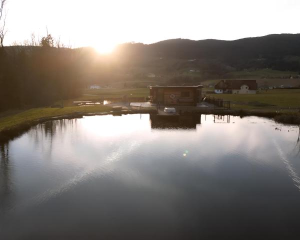 På billedet ses objektet Lodge am Wasser beliggende i byen Dorfstetten.