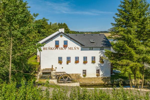Na zdjęciu widoczny jest obiekt Buškovský mlýn 1580 położony w mieście Sobotka.