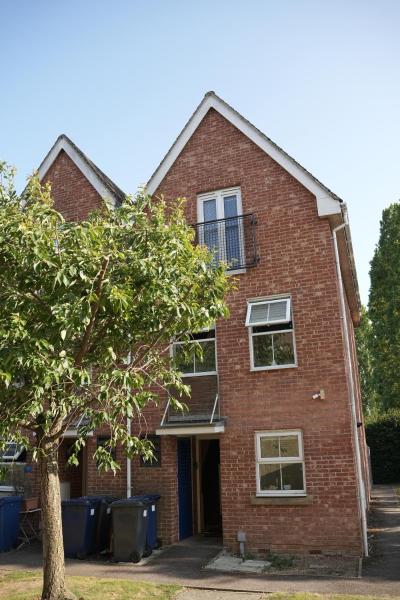 Town Centre Spacious 4 Bed Town House - Bedford