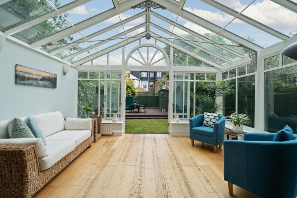 Na foto é possível ver o objeto Spacious 3-Bedroom Family Home in Kingston with Garden, Smart TVs & Fast WiFi - Ideal for Longer Stays localizado na cidade de Kingston upon Thames.