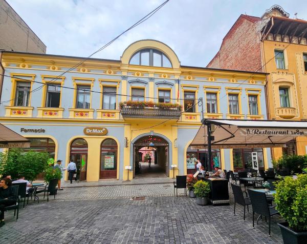 Na fotografii je vidět objekt La Opt Apartments nacházející se ve městě Oradea.