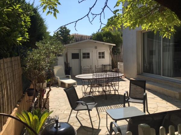 A la foto es mostra l'objecte Studio meublé au calme avec terrasse situat a la ciutat de Fréjus.