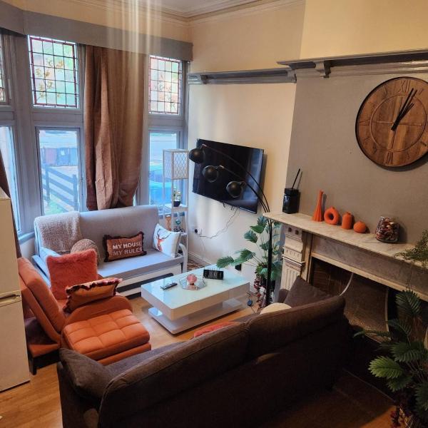 写真にはウォルヴァーハンプトン市にあるCharming Victorian Apartment in Central Wolverhamptonが写っています。