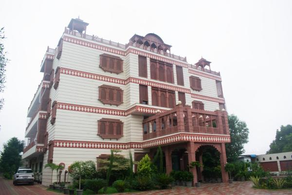 Na foto é possível ver o objeto Chauhan Sheraton Resort localizado na cidade de Pushkar.
