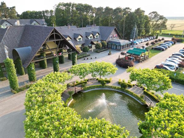 Na zdjęciu widoczny jest obiekt Hotel Wawrzyniak położony w mieście Zduny.
