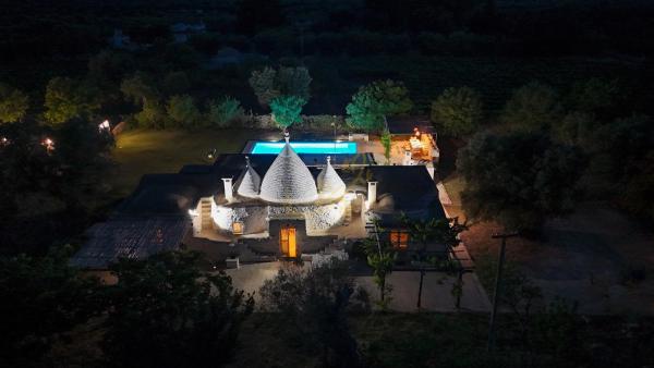A la foto es mostra l'objecte TD Trullo Titiro with Wine Cellar, Vineyard & Pool situat a la ciutat de Ostuni.