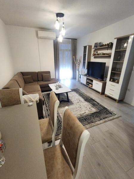 A la foto es mostra l'objecte Warm 2BR in Heart of City, Walk to Shops & Cafés situat a la ciutat de Shkodër.
