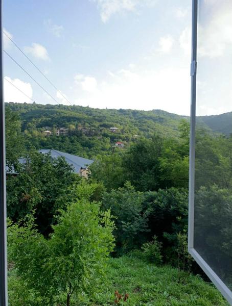 Na foto é possível ver o objeto Pirosmani 66 localizado na cidade de Anaga.