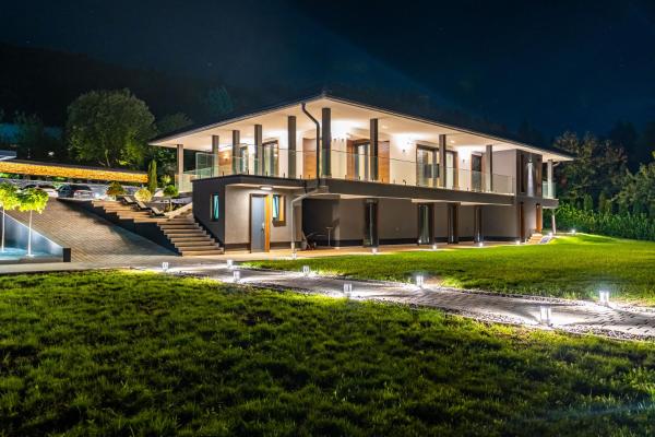 Op de foto is het object Hillmax Residence te zien, gelegen in de stad Miševići.