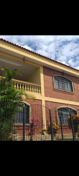 På billedet ses objektet Casa ampla no centro de Aparecida com piscina e garagem beliggende i byen Aparecida.