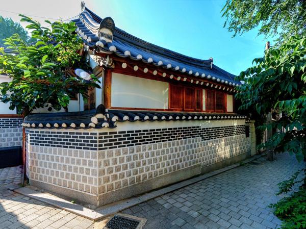 Zdjęcie 2: #오픈할인# 경복궁역 도보 4분#한옥#전통체험#경복궁,인사동,북촌,서촌,광화문,명동, 동대문 바로 옆#짐보관# 9인#호텔침구#각방에어컨#무료와이파이#세탁건조기#교통최고