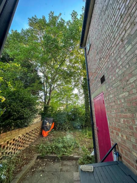 A la foto es mostra l'objecte 2BedR Garden - Train Central situat a la ciutat de Brimsdown Station.