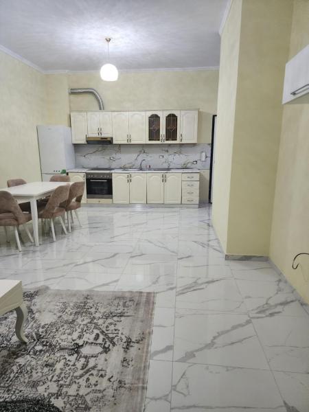 Na fotografii je vidět objekt Kamez Albania nacházející se ve městě Bathore.