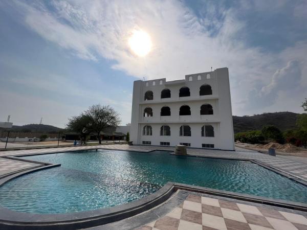 Kuvassa näkyy kohde Roop Garh Palace, Jaipur, joka sijaitsee kaupungissa Chandwaji.