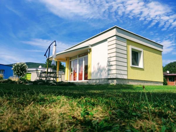 På bilden syns objektet Rodinné apartmány Vlatka s veľkým pozemkom som ligger i staden Klokočov.