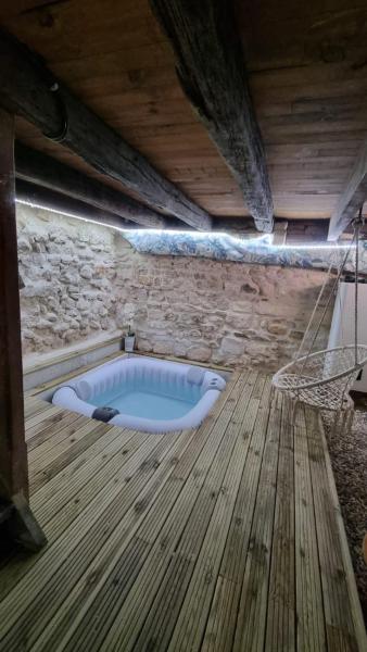 A la foto es mostra l'objecte Romantic Cognac Studio situat a la ciutat de Javrezac.