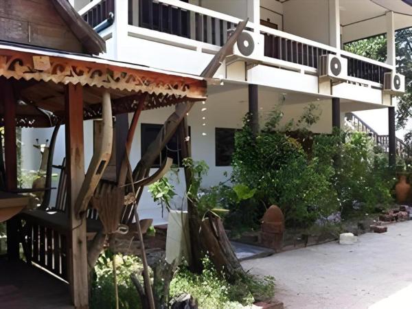 På bildet vises objektet Roong Arun Resort som ligger i byen Ban Do.