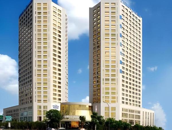 Na fotografii je vidět objekt Howard Johnson by Wyndham Sunshine Plaza Ningbo nacházející se ve městě Gaoqiao.